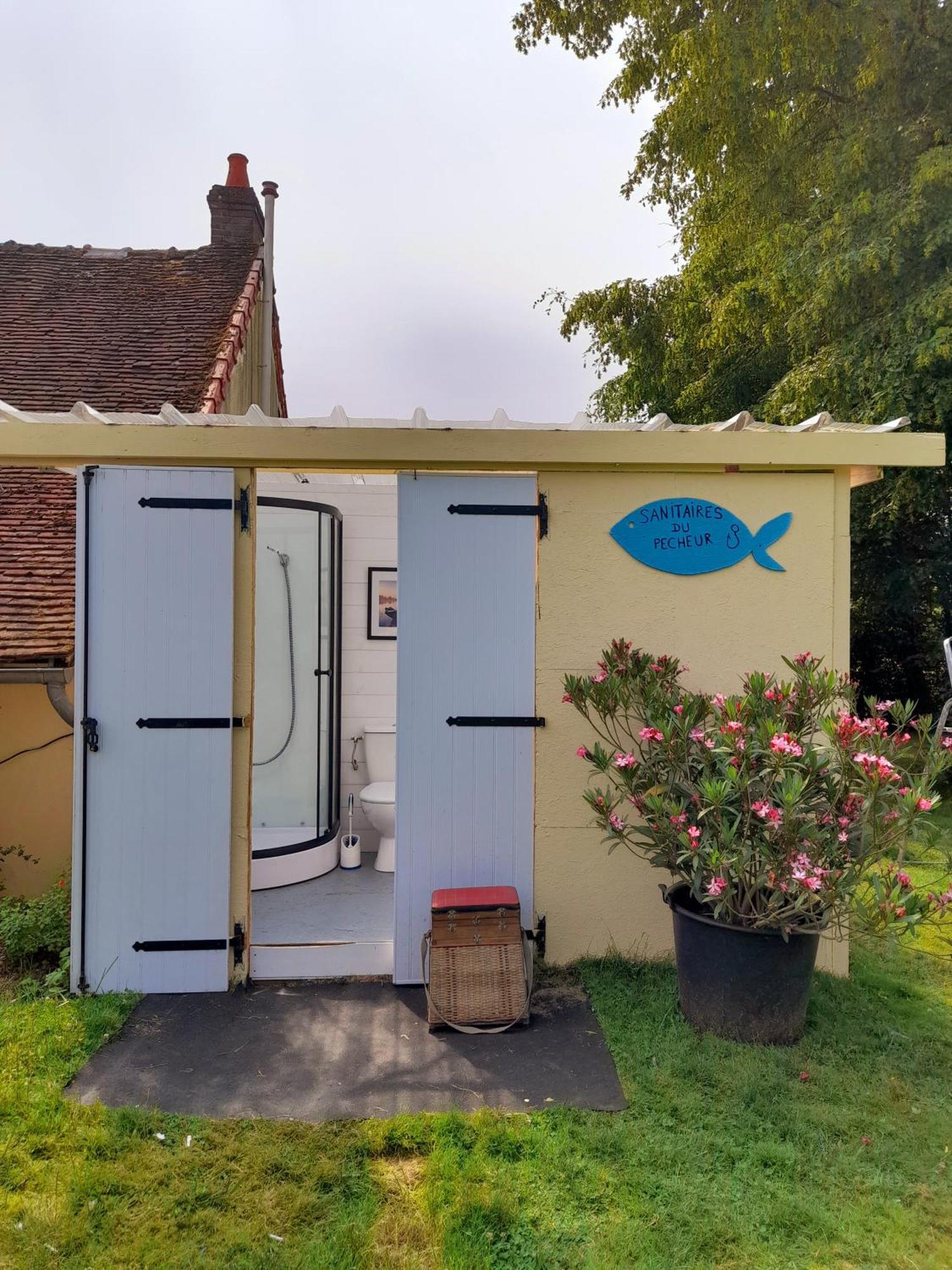 La Roulotte Du Pecheur Villa Saint-Privé Exteriör bild